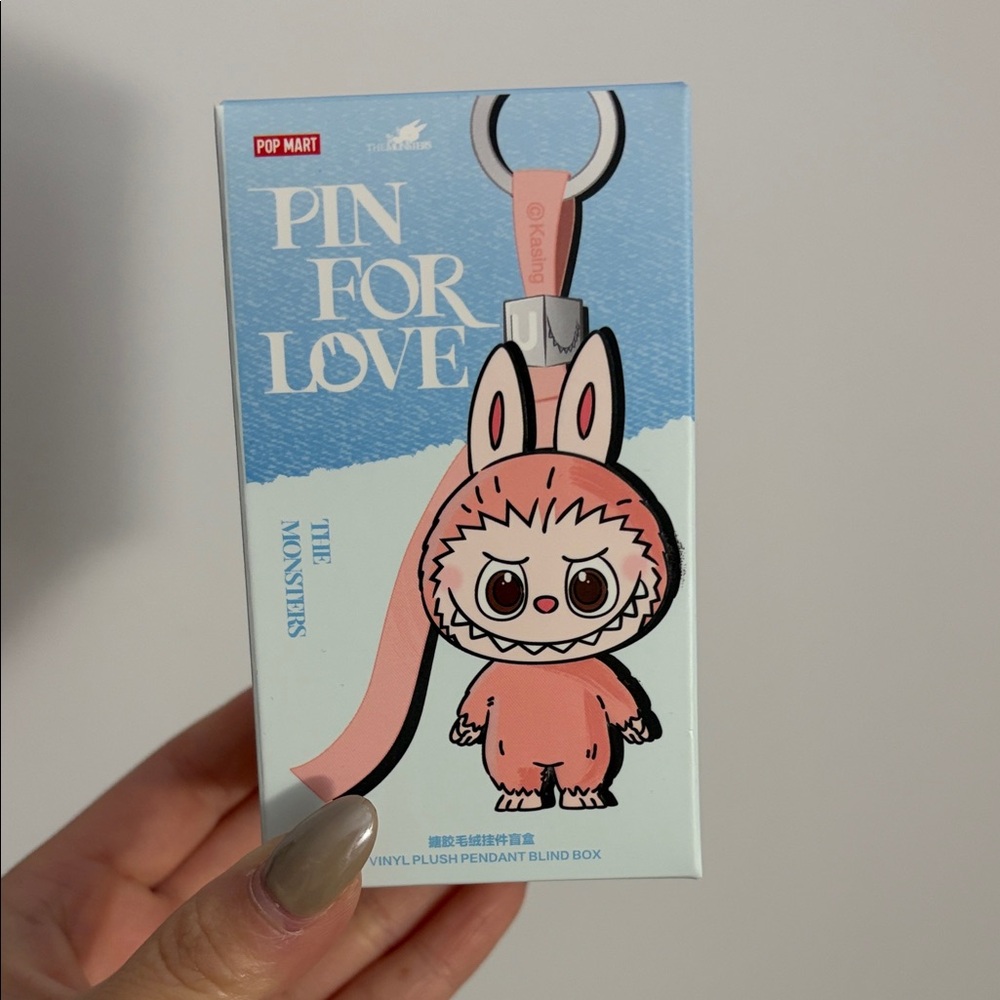 Popmart Pin for love (X)